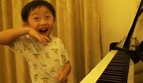 Cậu bé 4 tuổi chơi Piano rất Pro