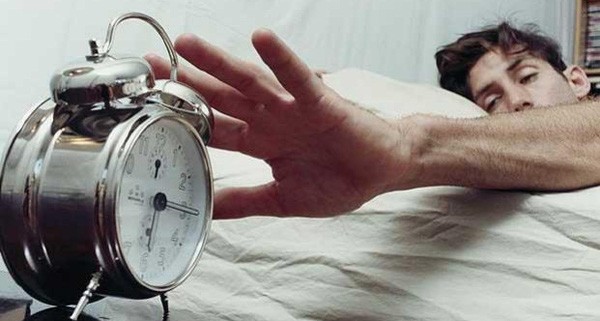 Tiến sĩ Oxford: Ép nhân viên làm việc trước 10 giờ sáng chẳng khác nào tra tấn