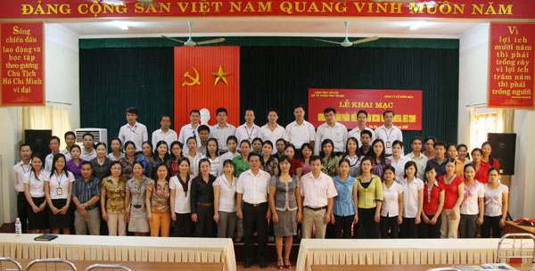 Ba20Dinh20Thi20Thuy20ong20Le20Anh20Cuong20cung20CBNV20MISA20va20cac20anh20chi20hoc20vien.JPG