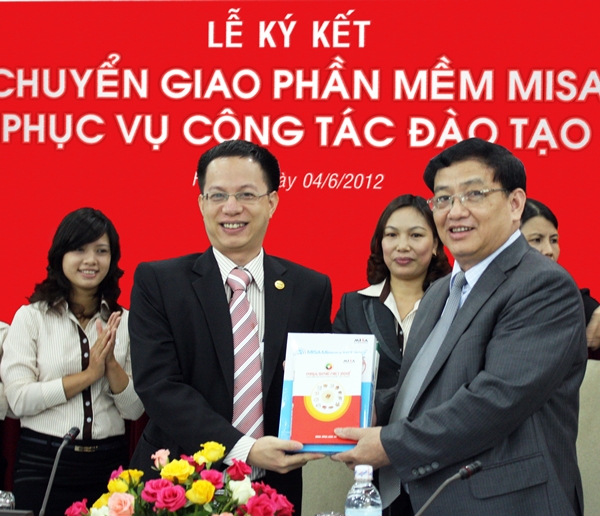 HAN_PR_le_ky_ket_chuyen_giao_PM_cho_HVNH_060612.jpg