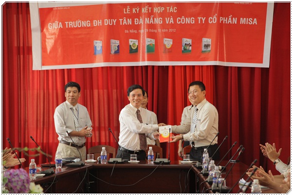 HQO-PR_Ky_ket_hop_tac_DH_Duy_tan_29102012_01.JPG