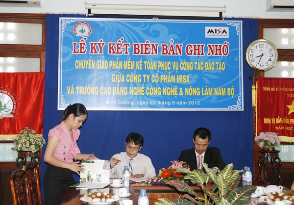HQO-PR_ky_ket_hop_tac_giua_MISA_va_truong_CD_nong_lam_2305122028229.JPG