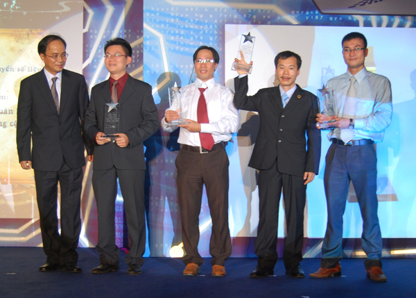 Ong20Le20Manh20Ha20-20GD20So20TTTT20TP20HCM20trao20giai20Cho20Pho20TGD20MISA_600.jpg