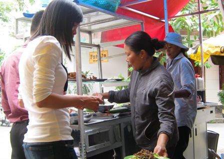 Dân công sở : Ăn cơm lề đường, mặc đồ “tái chế” thời bão giá