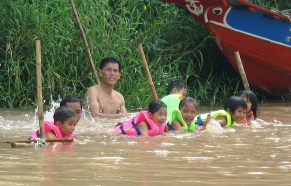 Ngành giáo dục vùng sông nước tại ĐBSCL nỗ lực dạy bơi cho học sinh