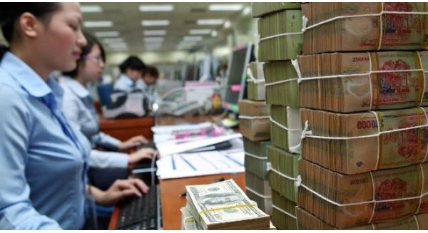 nhan-vien-nganhang-vao-da-kho-ra-cung-kho.jpg