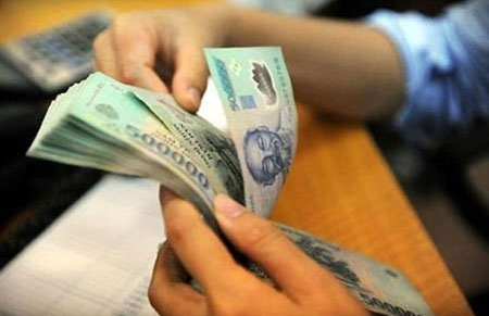 Thời khó, ngân hàng vẫn trả lương hậu hĩnh